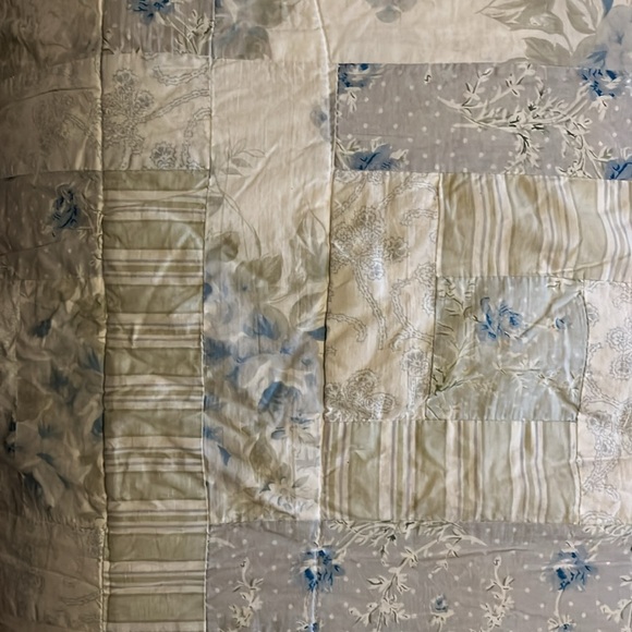 Rachel Ashwell Simply Shabby Chic Queen 100”x 86” Patchwork Cotton Quilt - Picture 5 of 10